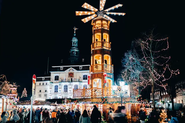 Den Ochsenmarkt ziert eine 15 Meter hohe Weihnachtspyramide  | Foto: Lüneburg Marketing GmbH/Mathias Schneider