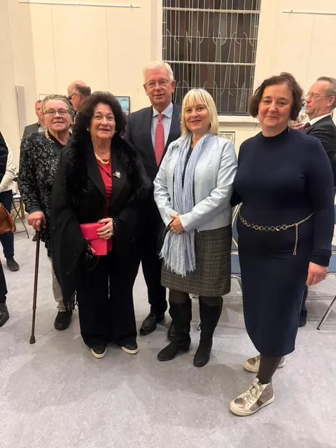 Fuhren zur Verleihung der Lutherrose nach Berlin und trafen dort Hessens Ex-Ministerpräsident Roland Koch (CDU, Mi.): Edeltraud Laugsch (v. li.), Edda Albanus-Koch, Ilka Stenzel und Astrid Albers-Pestke | Foto: Bentele