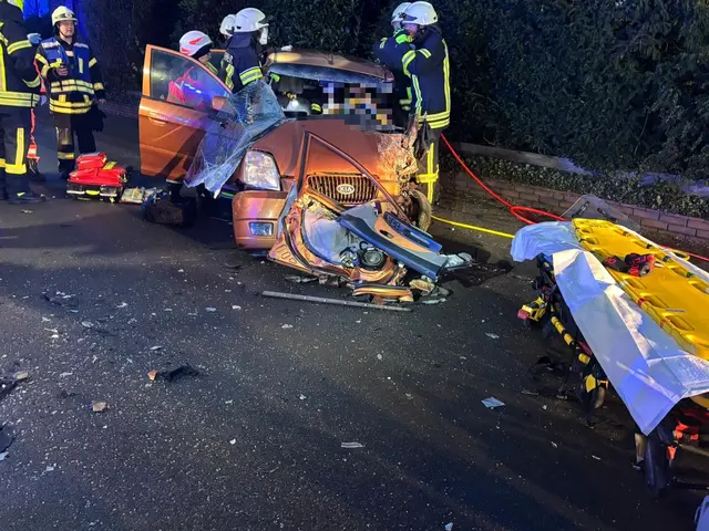 Die Feuerwehr befreien den im Kia eingeklemmten Fahrer | Foto: Polizei