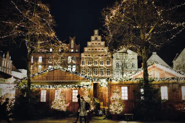 Wie im Märchen schlendern Besucher über die 14 Weihnachtsmärkte zwischen den Giebeln und Gassen | Foto: Lüneburg Marketing GmbH/Mathias Schneider