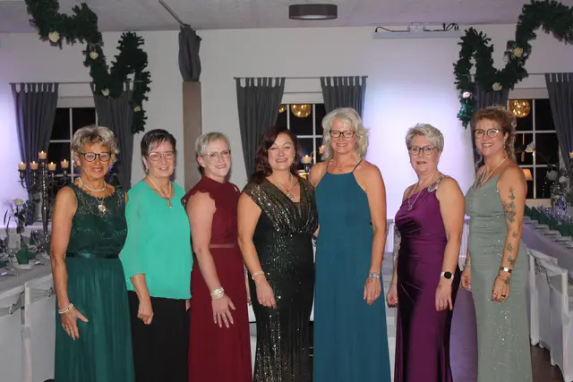 Damenwürden 2025 (v. li.): Dritte Dame Anke Wiebusch-Müller, Zweite Dame Gabi Klindt, Adjutantin Beste Dame 
Claudia Hetzer, Beste Dame Rosa Beloso, Adjutantin Beste Dame Sandra Wiebusch, Wanderkette 
der gew. Damen Manuela Doerfling, Vogelkönigin Katja Vagt | Foto: Wiebke Körner