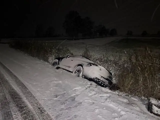 Wintereinbruch: Ein Auto rutscht auf Schnee bedeckter Straße in den Straßengraben | Foto: Polizei Stade