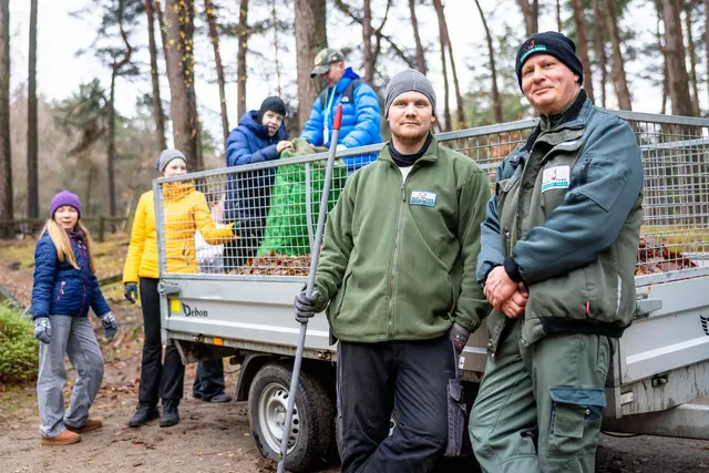 Die Wildpark-Gärtner Imre Zsolt Durko (re.) und René Keens freuten sie sich über die Unterstützung der Schüler | Foto: Wildpark / Thomas Ix