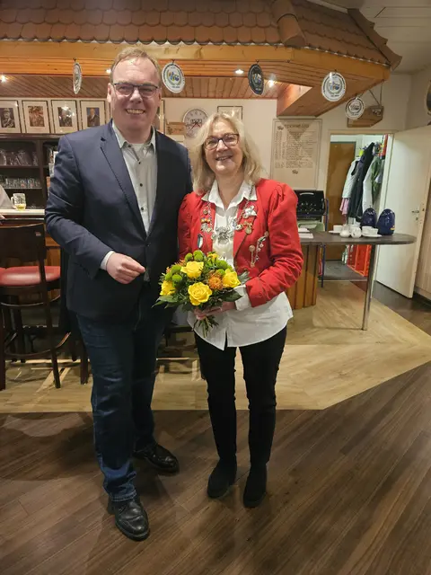 Stadtkönigin Susanne von Appen aus Winsen wird von Bürgermeister André Wiese proklamiert | Foto: Gordon Zabel