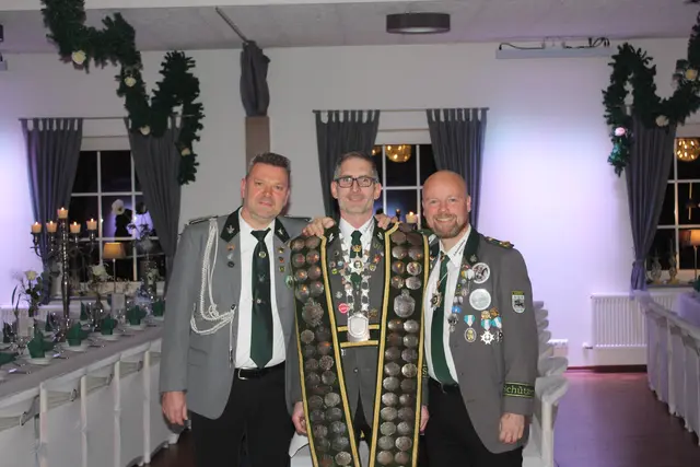 Adjutant König Maik Hezter, Schützenkönig Sven Deden, Adjutant König Gerrit Kandora | Foto: Wiebke Körner