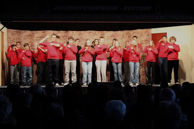 Die Jugendfeuerwehr Rottorf bei einer Tanzeinlage | Foto: Burkhard Giese