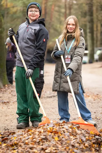Die Schüler Jannis und Ella (beide 11) tauschten gerne Mathe, Deutsch und Englisch gegen Laubrechen und frische Herbstluft | Foto: Wildpark / Thomas Ix