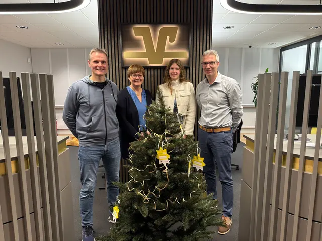 Förderkreis-Pressesprecher Udo Feindt (v. li.), Niederlassungsleiterin Beke zum Felde, Kundenberaterin Beatrice Konsulova und Förderkreis-Vorstandsmitglied Claus Gerkens | Foto: Finja Heeschen