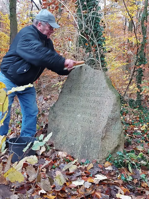 Reinigung Findling | Foto: Verein Postkutsche Lüneburger Heide e.V.