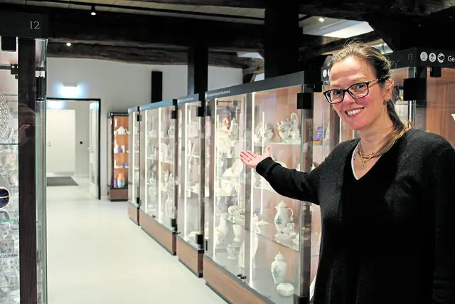 Expertin Julie Sodré erkärt die ausgestellten Porzellan-Stücke | Foto: pöp