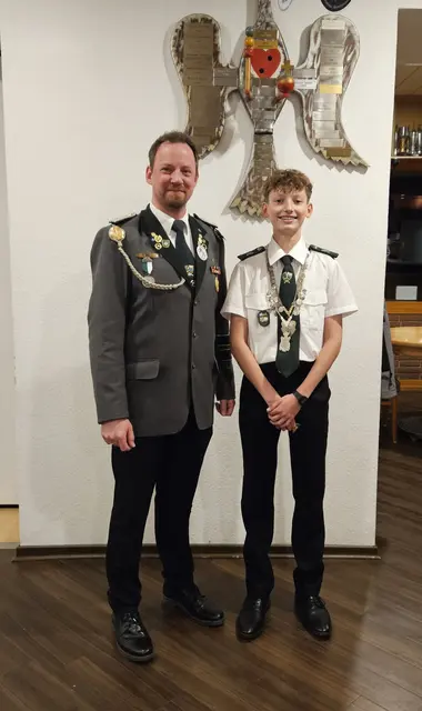 Stadtjugendkönig Luftgewehr Joscha Zabel – Luhdorf
mit Jugendleiter Richard Broischer  | Foto: Gordon Zabel