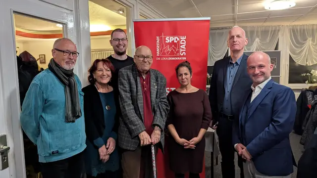 Langjährige Mitgliedschaft (v.li.): Dirk Ladewig (40 Jahre), Gudrun Grams (50 Jahre), Johannes Hochhaus (10 Jahre), Udo Kalmutzke (50 Jahre), Anne Wolff-Meuter (stellv. SPD Kreisvorsitzende), Oliver Kaiser (40 Jahre) und Kai Koeser (Vorsitzender SPD Stade) | Foto: C. Häckl