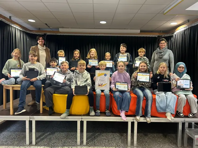 Die Klasse 4 der Grundschule Heidenau freut sich über das Qualitätssiegel „Internet-ABC-Schule“ – gemeinsam mit Schulleiterin Dagmar Heins (links) und Lehrkraft Andrea Kosthorst (rechts) | Foto: GS Heidenau