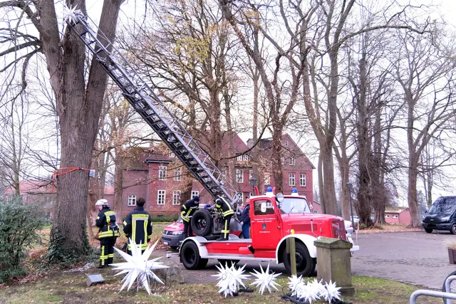 Drehleiter und Besatzung der Feuerwehr Himmelpforten in Aktion vor der Marienkirche | Foto: Rolf Hillyer-Funke/Feuerwehren SG Oldendorf-Himmelpforten