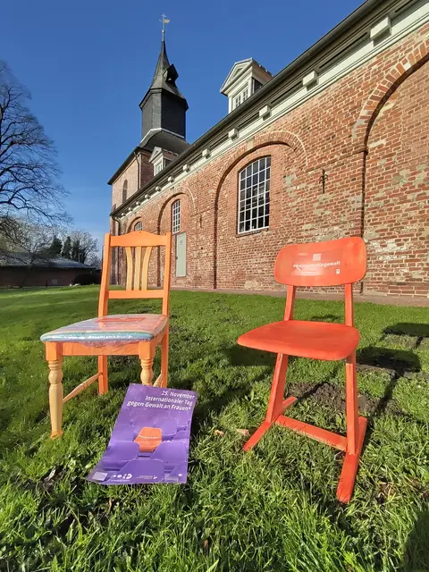 Die Stühle stehen u.a. vor der St.-Nicolai-Kirche in Krummendeich | Foto: H. Santen