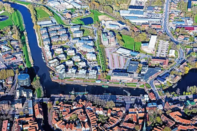 Der Stader Stadthafen aus luftiger Perspektive. Die Hansestadt will ihr maritimes Profil in touristischer Hinsicht weiter schärfen | Foto: Martin Elsen/nord-luftbilder.de