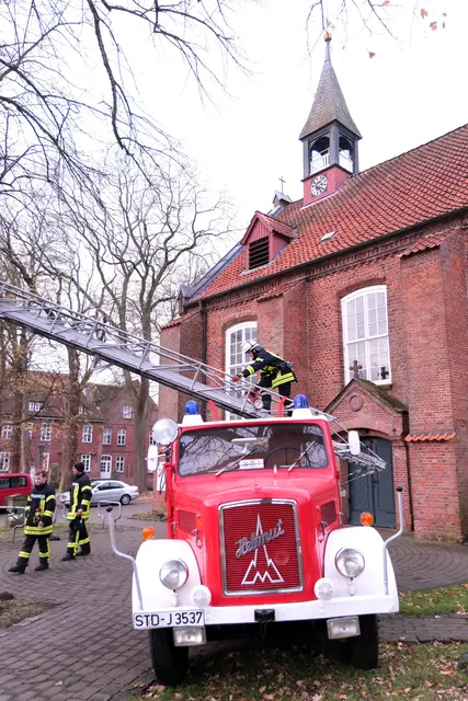 Drehleiter und Besatzung der Feuerwehr Himmelpforten in Aktion vor der Marienkirche | Foto: Rolf Hillyer-Funke/Feuerwehren SG Oldendorf-Himmelpforten
