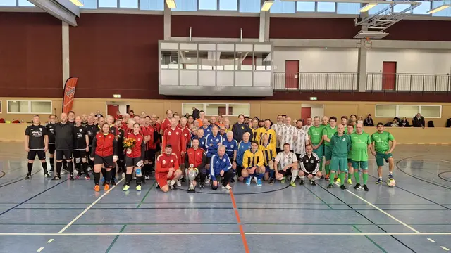 Acht Teams aus Niedersachsen, Hamburg und Schleswig-Holstein traten bei den 5. Seevetal Hallenmasters in Fleestedt an | Foto: Ulrich Vergin