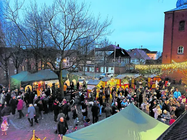 Stimmungsvoller Treffpunkt in Horneburg: der Weihnachtsmarkt auf dem Kirchplatz  | Foto: E.  Bansemer