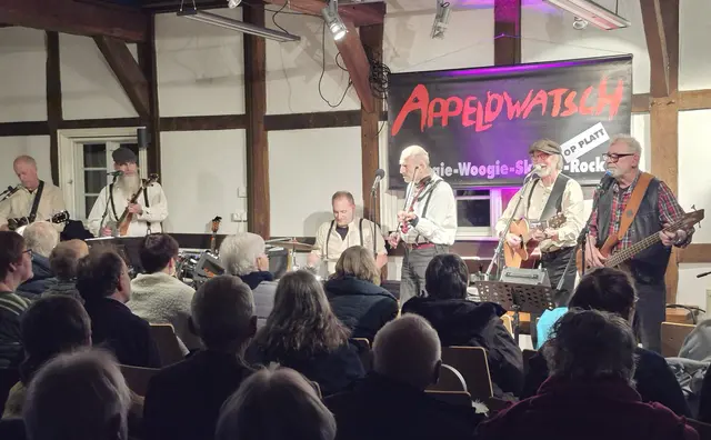 Finn Olaf Walter (v. li. ), Carsten Meins, Matthias Meissner, Helmut Stuarnig, Wolfgang Hilke und Klaus Lüers heizten mit ihren flotten Rhythmen dem Salzhäuser Publikum mächtig ein | Foto: Astrid Sitarz