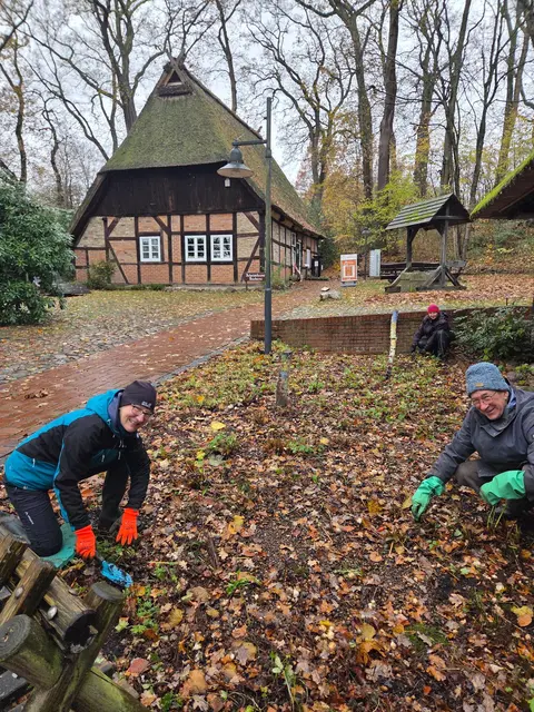Helfer brachten die 6.000 Blumenzwiebeln auf dem Niedersachsenplatz in die Erde | Foto: Christoph Kröger