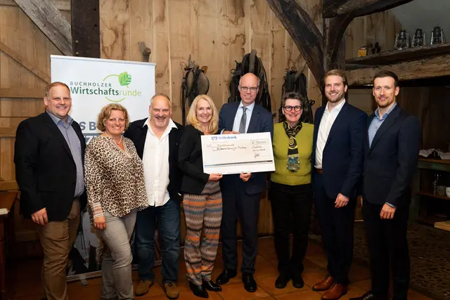 Scheckübergabe: Niels Nübel (v. li.), Caroline Zimmermann-Cordesmeyer, Helge Fetz, Corinna Horeis, Christian Denkeler, Frauke Petersen-Hanson, Oliver Weiß, Michel Peters | Foto: bwr