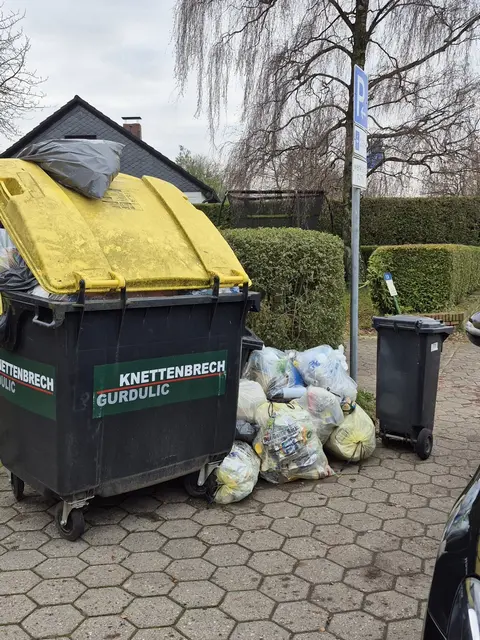 Die Müllberge vor dem Bäcker in Klecken müssten dringend abgeholt werden | Foto: pöp