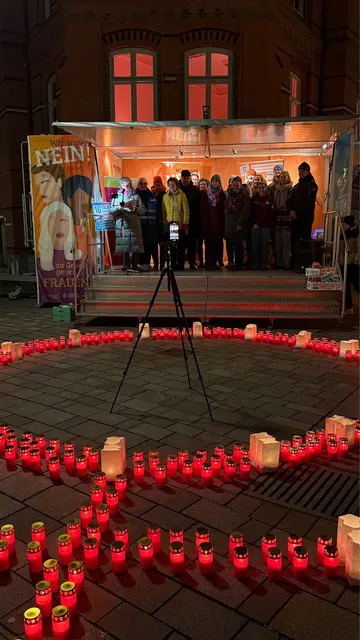 Lichter erinnern in der Winsener Innenstadt an die Opfer von Femiziden und mahnen zum Handeln | Foto: Landkreis_Harburg