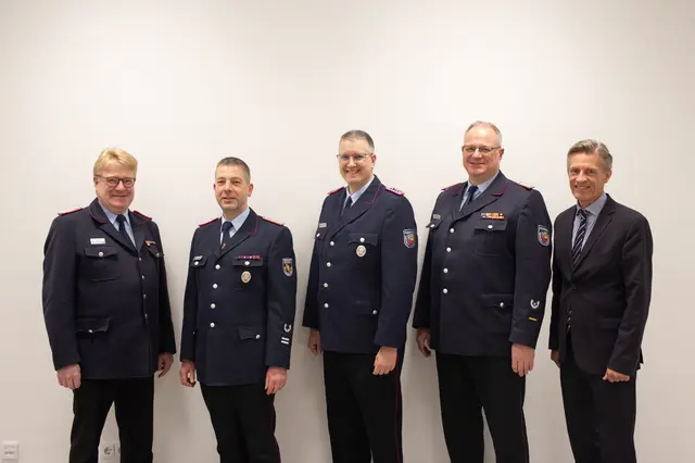 Jörn Petersen (v. li., Kreisbrandmeister), Christian Matzat (zukünftiger Stadtbrandmeister), Ron Ludwig, André Emme, Jan-Hendrik Röhse | Foto: Feuerwehr Buchholz
