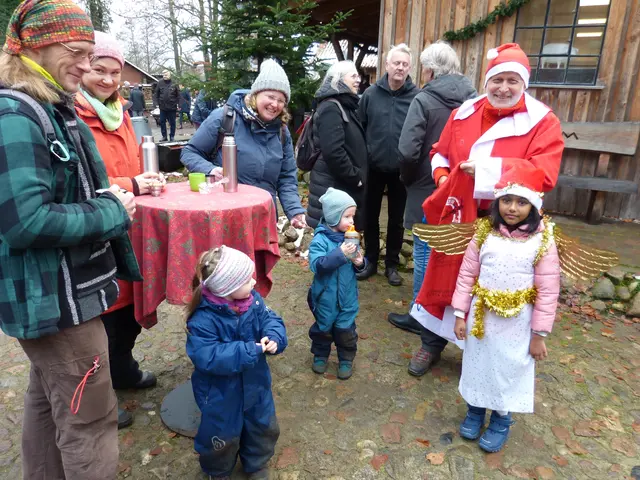 Der Mühlen-Nikolaus hält mit seinen Engeln kleine Überraschungen für große und kleine Besucher bereit | Foto: Carsten Weede