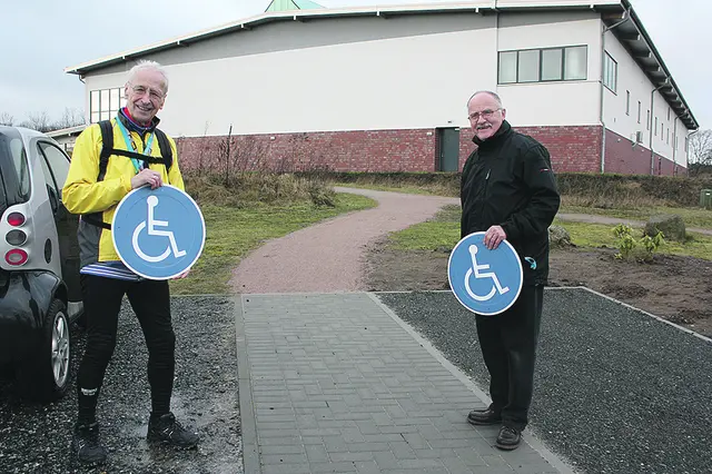 Die BW-Vorstandsmitglieder Arno Reglitzky (li.) und Werner Gandy präsentieren den neuen Weg für Rollstuhlfahrer zur Nordheidehalle | Foto: os