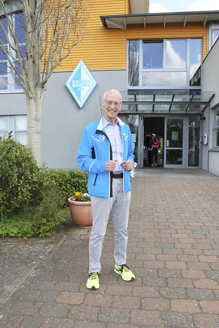 Arno Reglitzky vor dem Sportzentrum von Blau-Weiss Buchholz am Holzweg. Er hat den Sportverein über mehrere Jahrzehnte als Vorsitzender geprägt | Foto: os