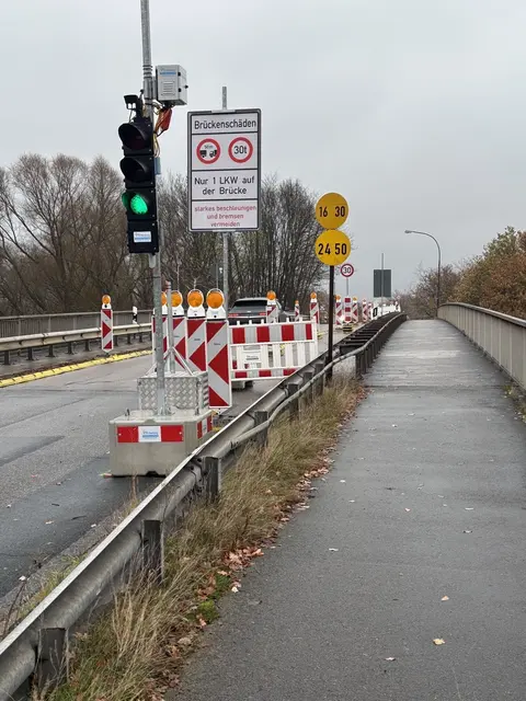 Die Bahnbrücke entlang der K22 zwischen Stelle und Fliegenberg ist eingeschränkt wieder freigegeben | Foto: Landkreis Harburg