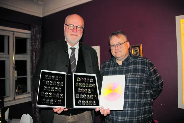 Tobias Demann (li) und Frank Mayer mit den Whisky-Aromen, mit deren Hilfe die Clubmitglieder ihre Nasen schulen