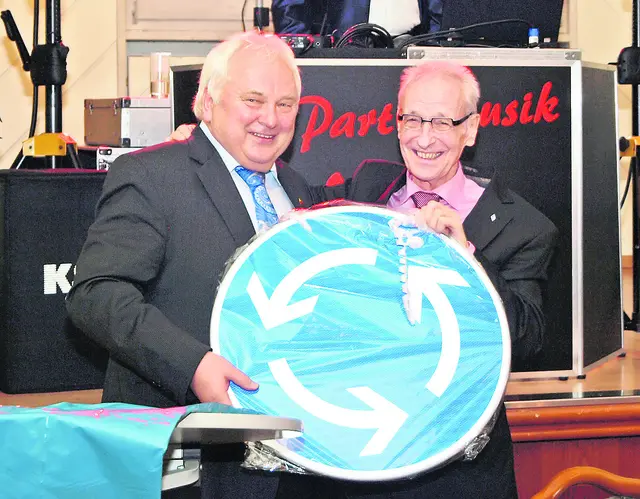 Vom damaligen CDU-Landtagsabgeordneten Heiner Schönecke (li.) erhielt "Kreisel-Arno" einst das passende Geschenk | Foto: AR-promedia