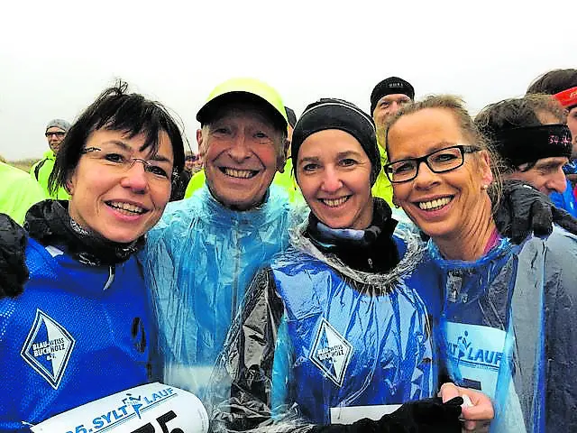 Laufen bei jedem Wetter: Hier ist Arno Reglitzky (2. v. li.) beim 35. Sylt-Lauf 2016 (33.333 Meter) zu sehen mit (v. li.):  Carmen Rehkopf, Dagmar Gammelin und Karin Knaack  | Foto: Gerd Baum