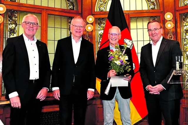 Bei der Verleihung der Niedersächsischen Sportmedaille 2022 (v. li.): Landessportbund-Geschäftsführer Reinhard Rawe, Ministerpräsident Stephan Weil, Blau-Weiss-Vorsitzender Arno Reglitzky sowie Innen- und Sportminister Boris Pistorius | Foto: Reglitzky