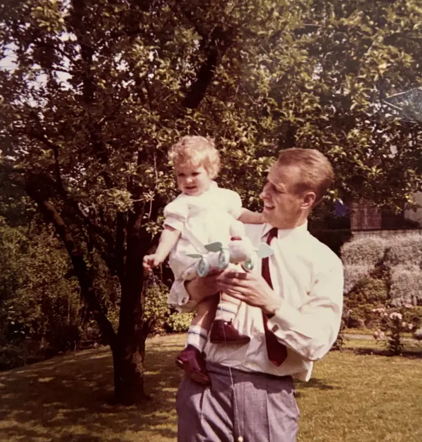 Arno Reglitzky mit Tochter Anja im Jahr 1966  | Foto: privat