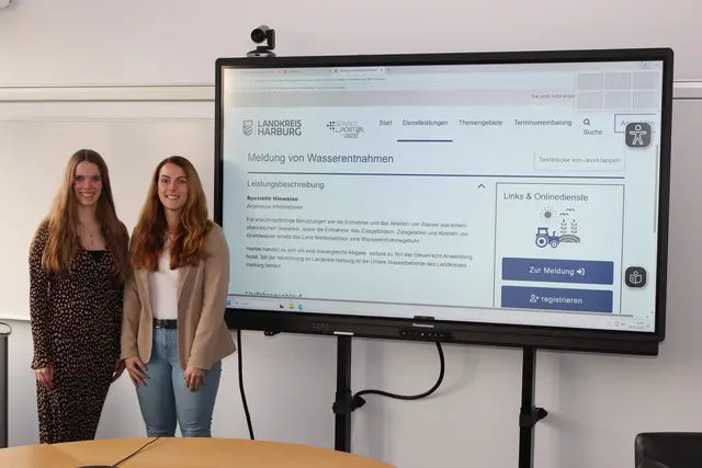 Den neuen Online-Service zur Meldung erlaubnispflichtiger Wasserentnahmen haben Larissa Carlsen (li., ITK Harburg) und Madeleine Schröder (Umwelt-Abteilung des Landkreises Harburg) federführend entwickelt | Foto: Landkreis Harburg