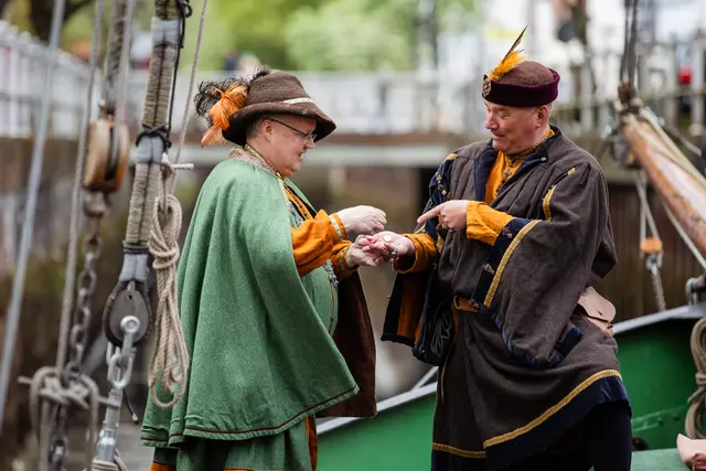 Mit dem Hansekaufmann Hinrich Friedrichsen können Gäste zurück ins Jahr 1500 reisen und erleben das bunte Treiben in Buxtehude | Foto: Daniela Ponath Fotografie