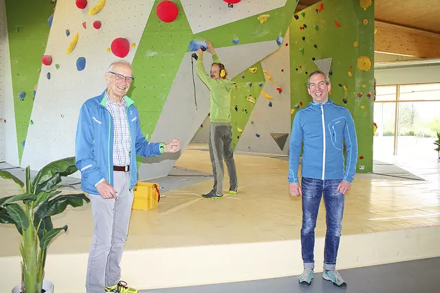 In der Boulderhalle in Buchholz (v. li.): Arno Reglitzky, Erik Braasch und Andreas Häse | Foto: os