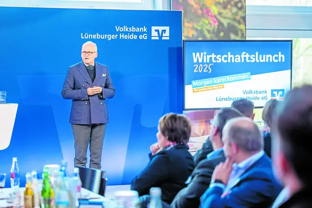 Prof. Dr. Klaus Schweinsberg gab beim Wirtschaftslunch der Volksbank Lüneburger Heide Impulse zu Sicherheit, Wirtschaft und Führung in ungewissen Zeiten | Foto: Andreas Tamme