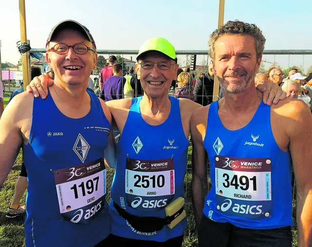 Beim Venedig-Marathon (v. li.): Blau-Weiss-Vorstands-Mitglied Gerd Baum, Arno Reglitzky und Schwiegersohn 
Richard Karlstetter  | Foto: Gerd Baum