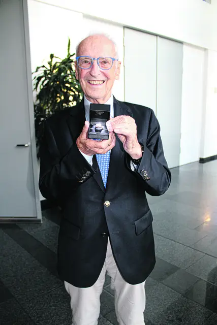 Stolz präsentiert Arno Reglitzky seinen Ehrenbürgerring | Foto: os