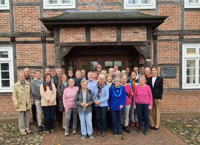 Die Teilnehmer des Tostedter Heimatvereins waren begeistert von der Führung durch die Gegenwart und die Geschichte des Amtsgerichts Tostedt | Foto: bim