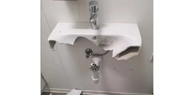 Das Waschbecken wurde zertrümmert | Foto: Hansestadt Stade