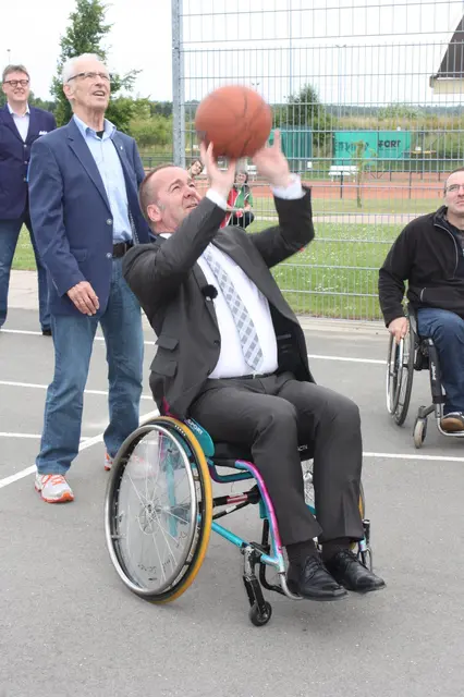 Der frühere niedersächsische Innen- und Sportminister und heutige Bundeserteidigungsminister Boris Pistorius machte 2013 Station auf der Behindertensportanlage von Blau-Weiss Buchholz. | Foto: os