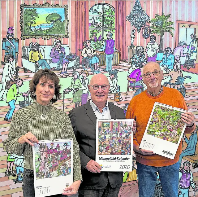 Anja Neuhaus-Langhost (v. li.), Peter Aldag und Illustrator Hans Geiger präsentieren den neuen Wimmelbild-Kalender 2026 des Vereins Altenhilfe in Buchholz | Foto: Verein Altenhilfe