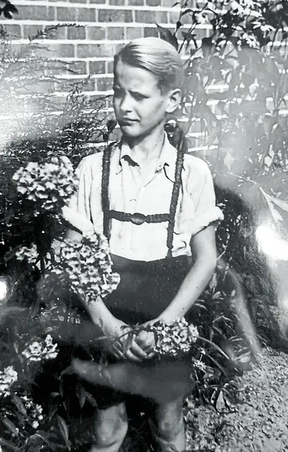 Arno Reglitzky im Jahr 1947: Schon mit zwölf ein stattlicher junger Mann  | Foto: privat