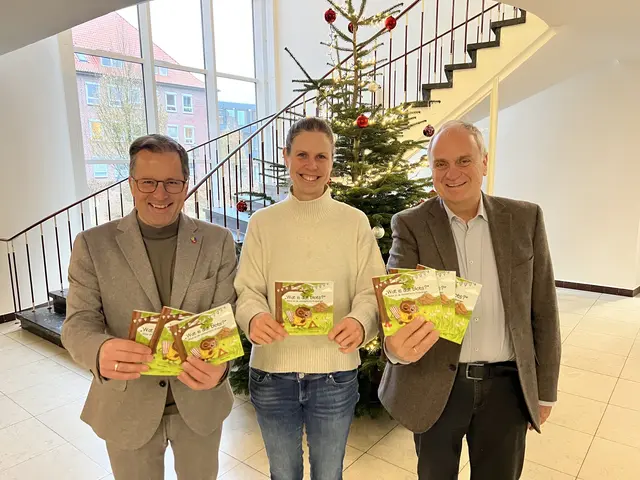 Bei der Buchvorstellung im Stader Kreishaus: Autorin Nele Ohlsen mit Landrat und Landschaftsverbands-Vorsitzendem Kai Seefried (li) und Dr. Hans-Eckhard Dannenberg, Geschäftsführer des Landschaftsverbandes
 | Foto: Landschaftsverband Stade e. V.